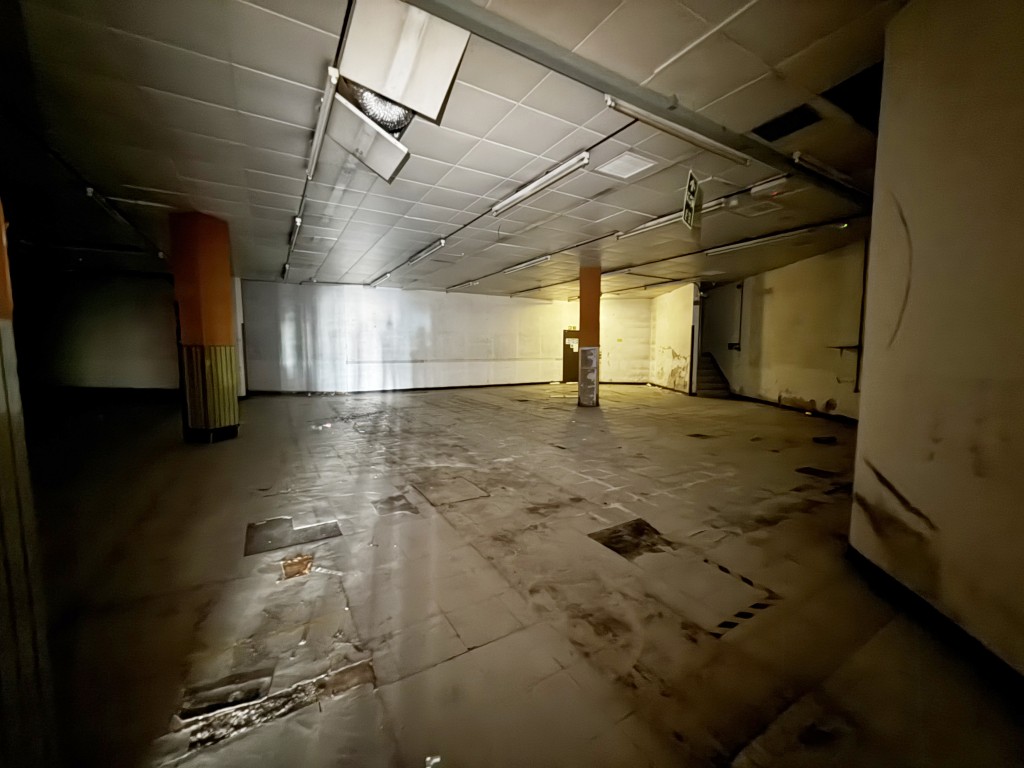 Lot: 29 - SUBSTANTIAL CITY CENTRE FREEHOLD COMMERCIAL BUILDING WITH INCOME AND ASSET MANAGEMENT POTENTIAL - More shop storage